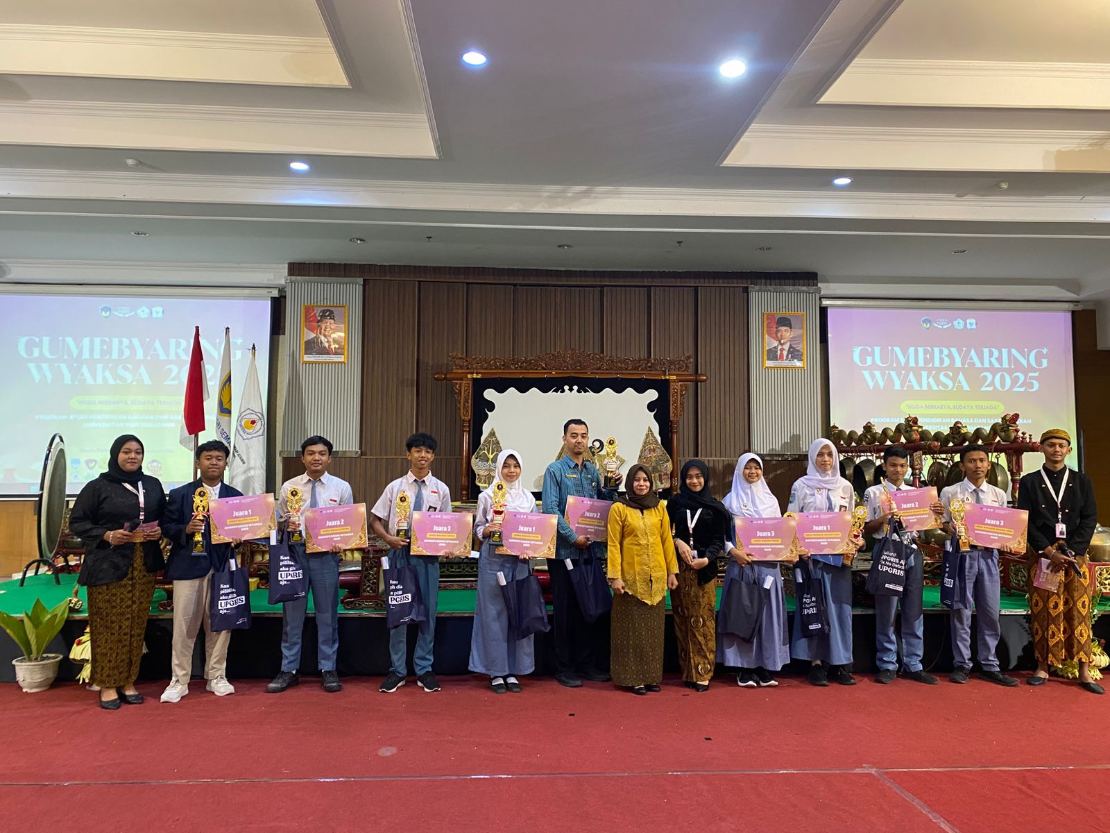 Siswa SMA Laboratorium UPGRIS Menjuarai Lomba Macapat Gumebyaring Myaksa 2025